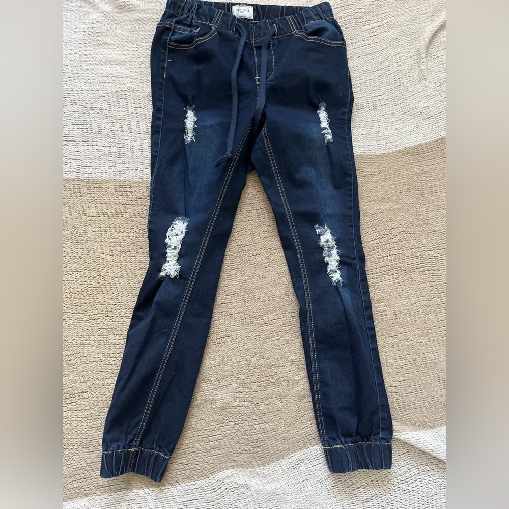 Skinny jeans with rips